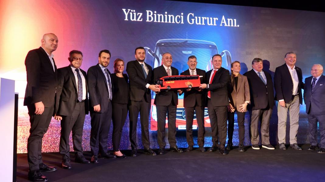 Mercedes-Benz'in 100 bininci aracını Altur Turizm satın aldı 1