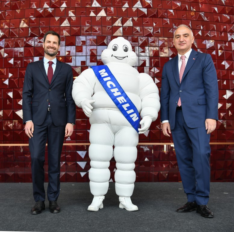 1650536741-michelin-rehberleri-uluslararas-direkt-r-gwendal-poullennec-tc-k-lt-r-turizm-bakan-mehmet-nuri-ersoy-2.jpg