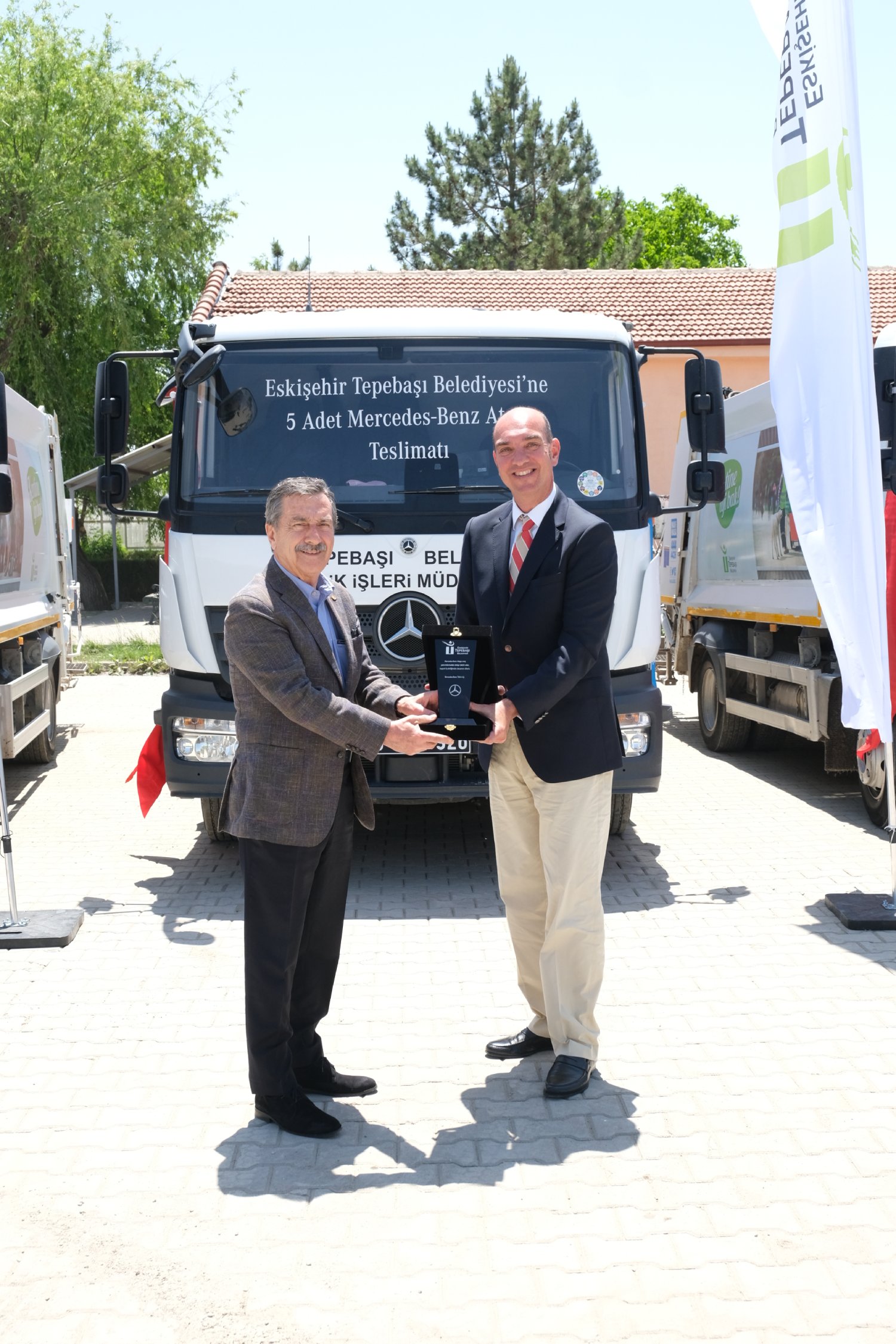 mercedes-benz-turk-eskisehir-tepebasi-belediyesine-5-adet-atego-1018i-teslim-etti-03.jpg