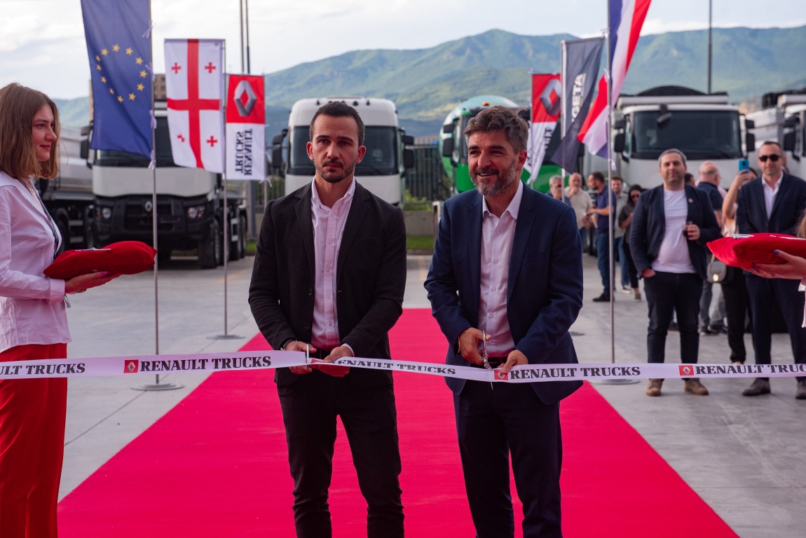 1655367250-teimuraz-darispanashvili-tegeta-commercial-vehicles-kamyon-otobu-s-ve-orta-avrupa-sbu-i-cra-direkto-ru-sebastien-delepine-renault-trucks-tu-rkiye-bas-kan.jpg