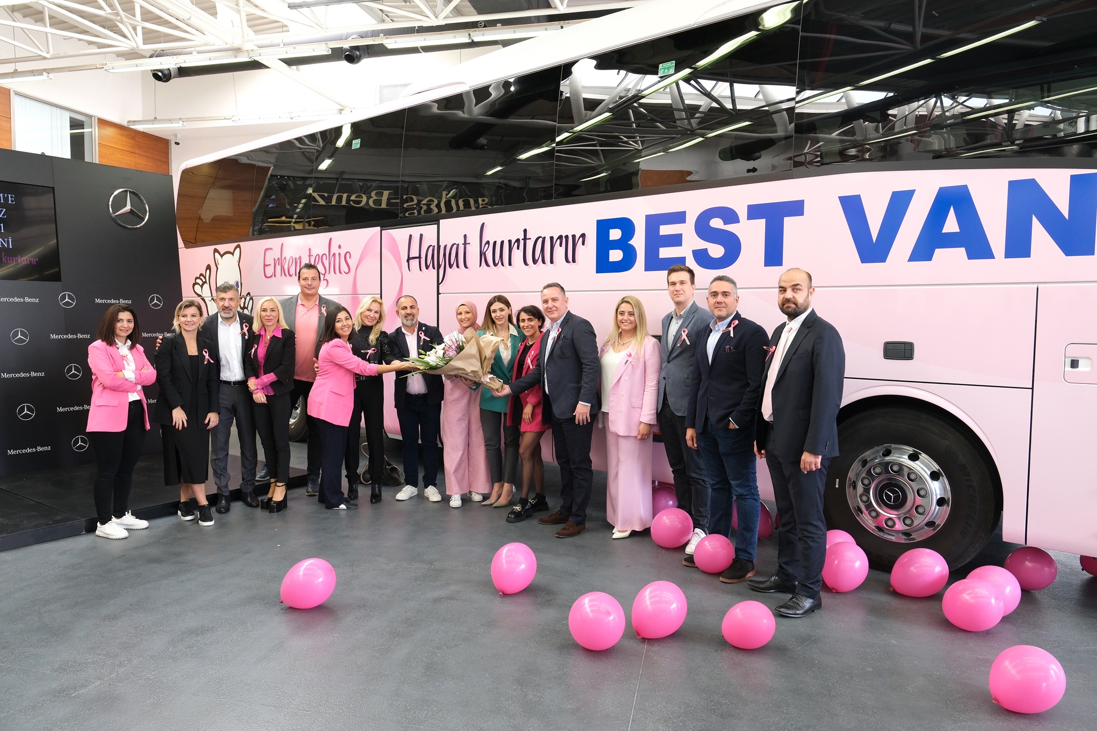 pembe-tasarimiyla-giydirilen-mercedes-benz-travego-16-21-best-van-turizme-teslim-edildi-02.jpg