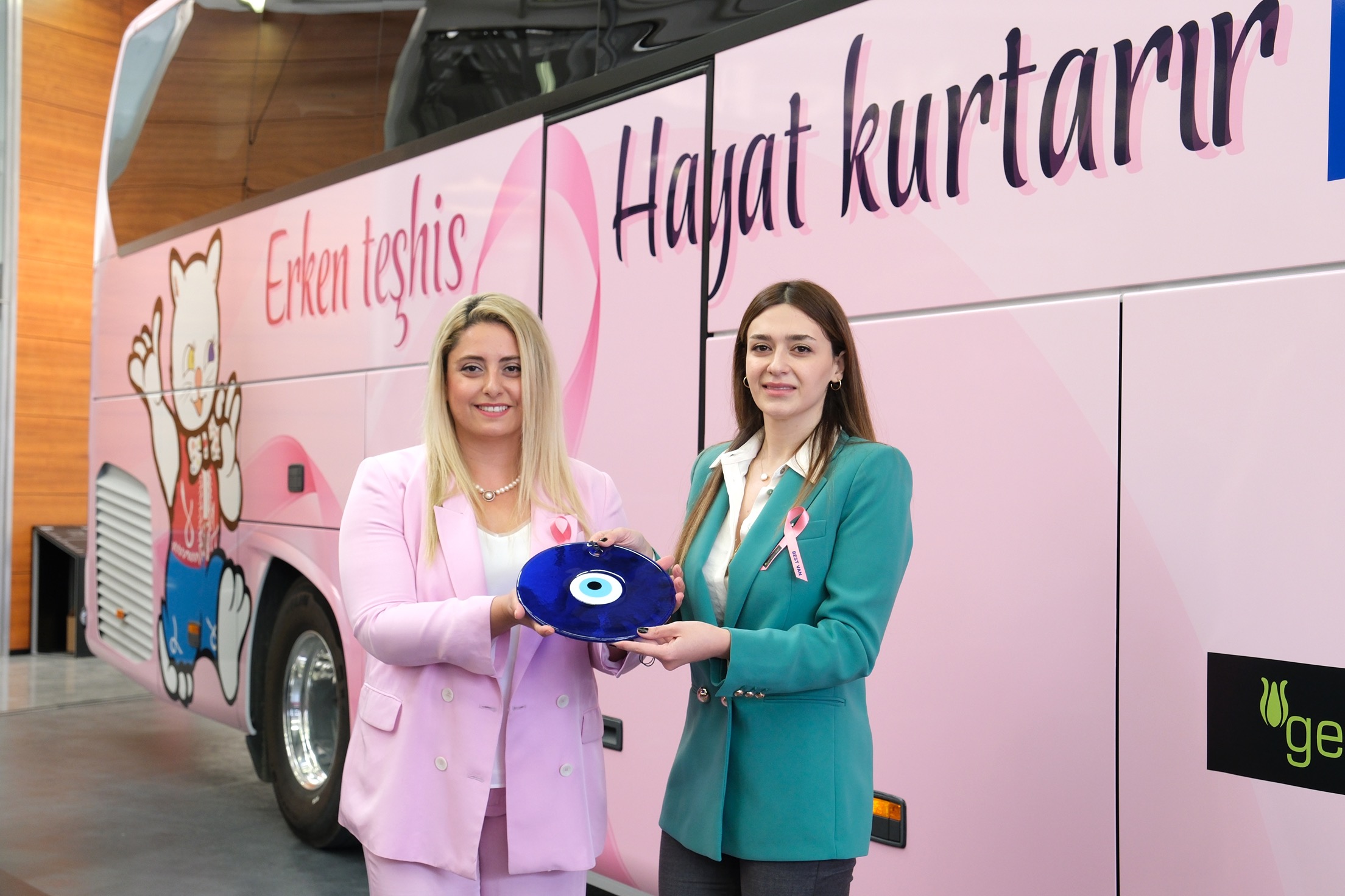 pembe-tasarimiyla-giydirilen-mercedes-benz-travego-16-21-best-van-turizme-teslim-edildi-03.jpg