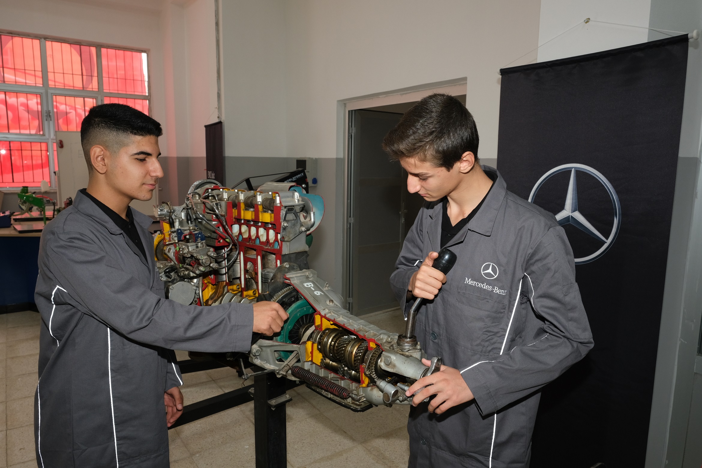 mercedes-benz-turkten-mardinde-mesleki-ve-teknik-anadolu-liselilerin-egitimine-destek-03-001.jpg