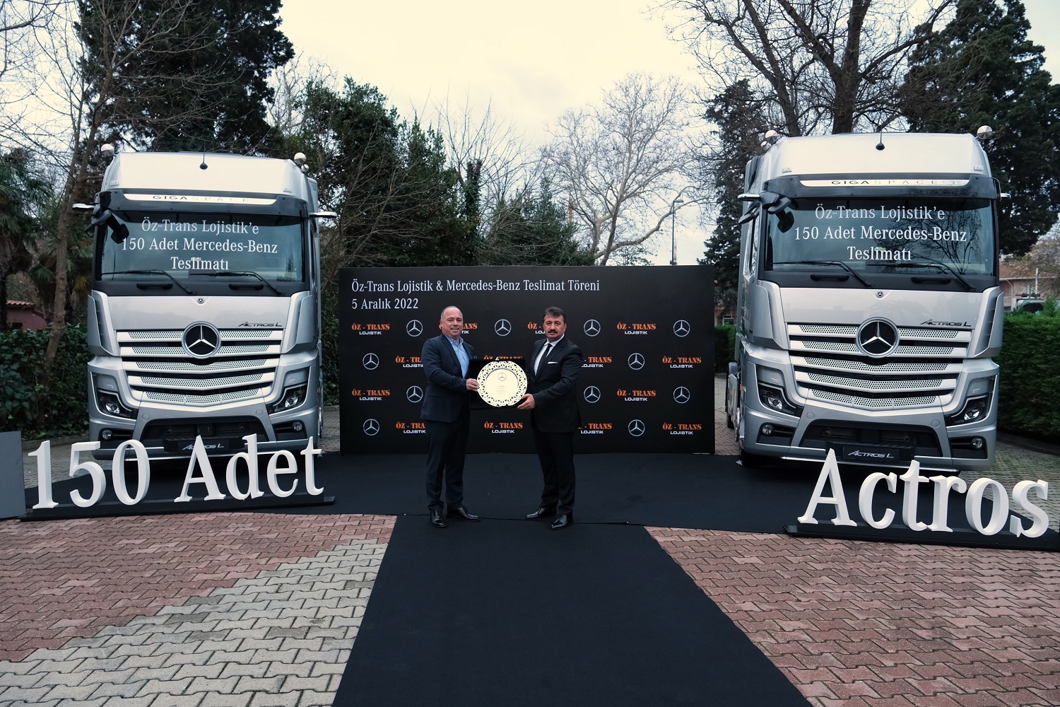 oz-trans-lojistik-150-adet-mercedes-benz-actros-ile-filosunu-guclendirdi-01.jpg