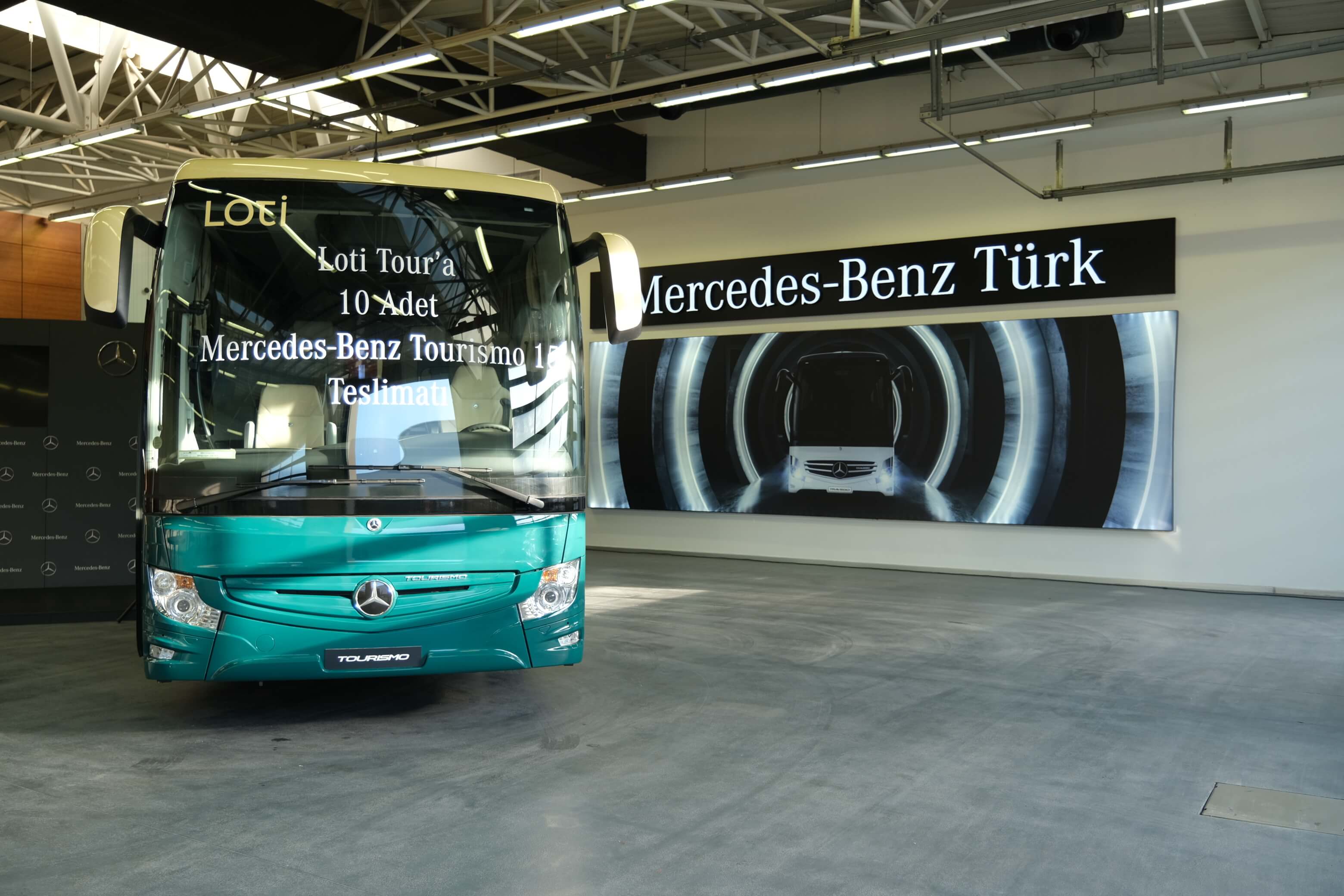 mercedes-benz-turk-10-adet-mercedes-benz-tourismo-15i-lotiye-torenle-teslim-etti-05.jpg