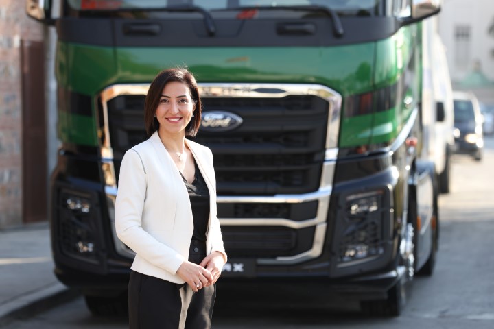 emine-coskun-ford-trucks-pazarlama-lideri-2-small.jpg